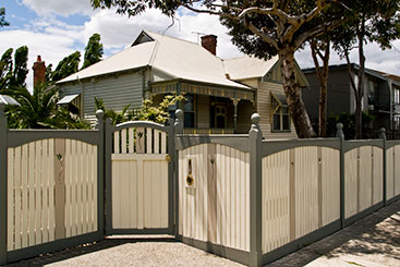 Picket fence with handrail